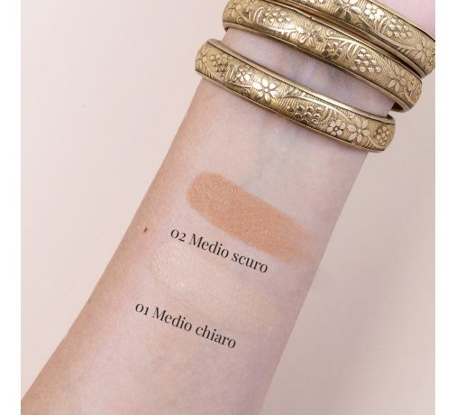 Fondotinta compatto in polvere con SPF 50, ideale per una protezione solare ad alta copertura e per uniformare l’incarnato. 2