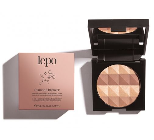 Il Diamond Bronzer di Lepo è una terra abbronzante illuminante 2 in 1, progettata per scaldare e illuminare l’incarnato